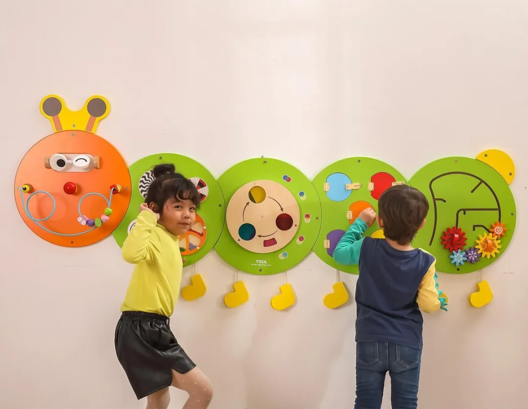 Viga Toys Houten Wandspeelbord Rups 185cm - Oranje