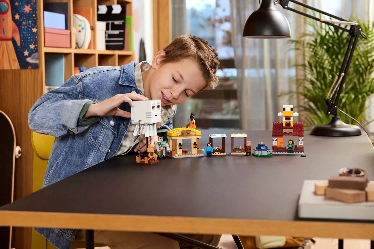 LEGO Minecraft Ghast-Ballon Aanval op het dorp 21273 - 555 Stenen