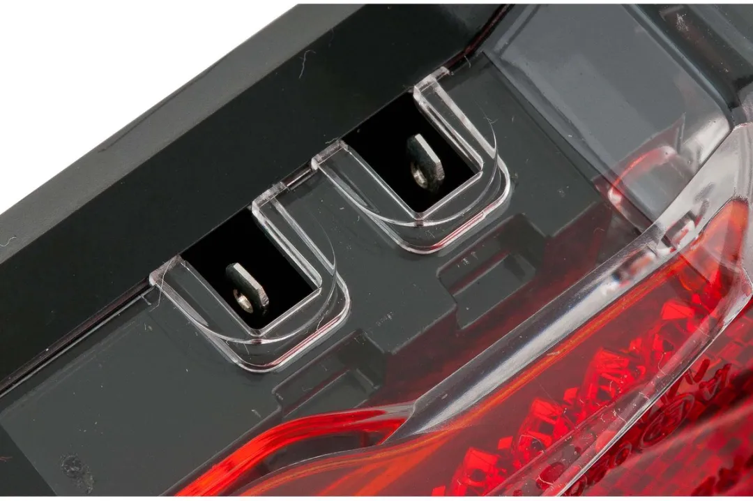 AXA Riff Fietslampje Achterlicht - Rood - 50-80mm