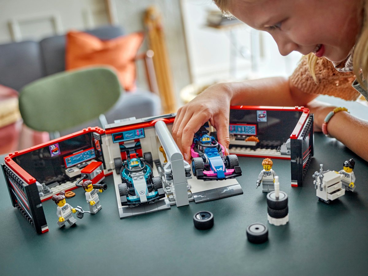 LEGO City F1 garage met Mercedes-AMG en Alpine auto's - 60444