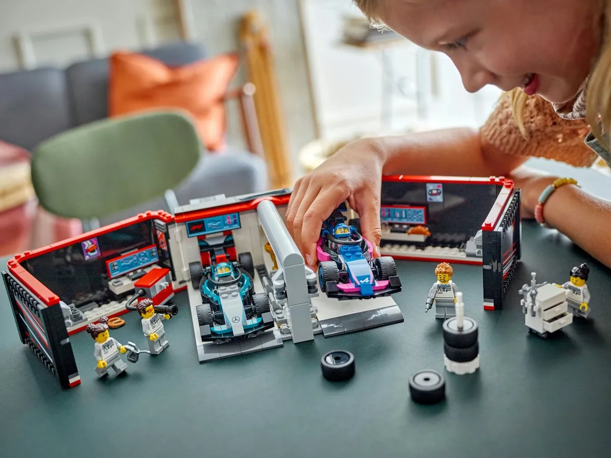 LEGO City F1 Garage 60444 - 678 Stukken - 6 Minifiguren