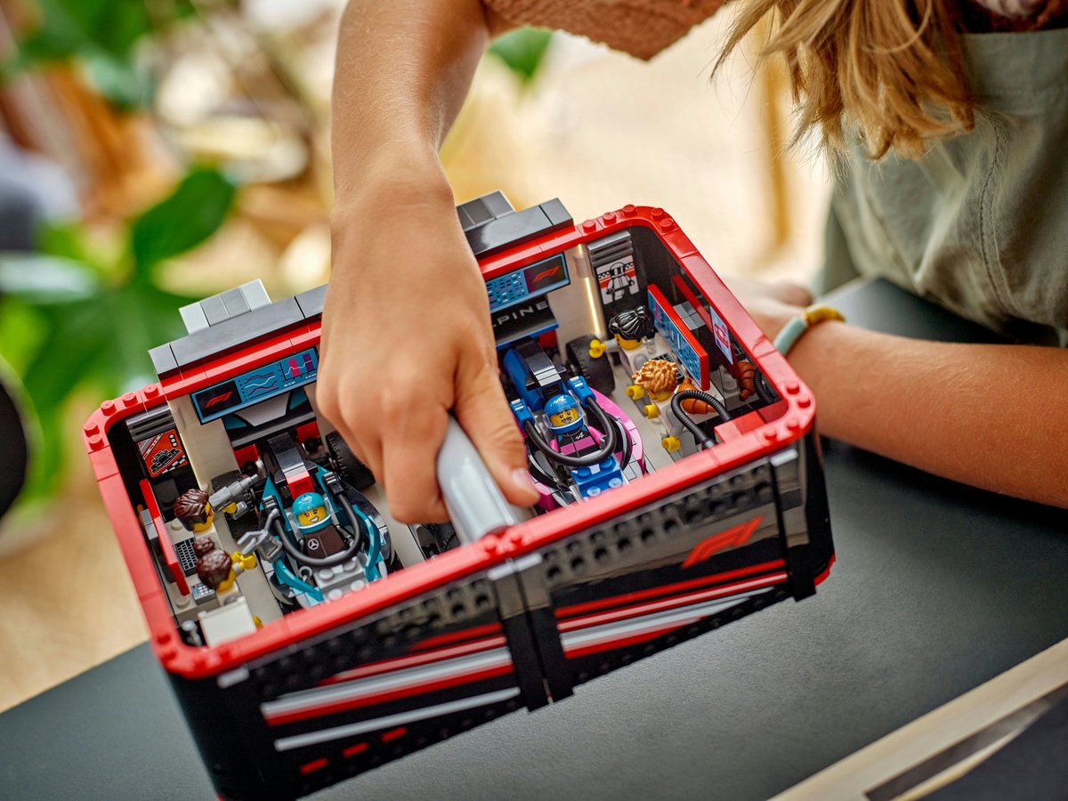 LEGO City F1 garage met Mercedes-AMG en Alpine auto's - 60444