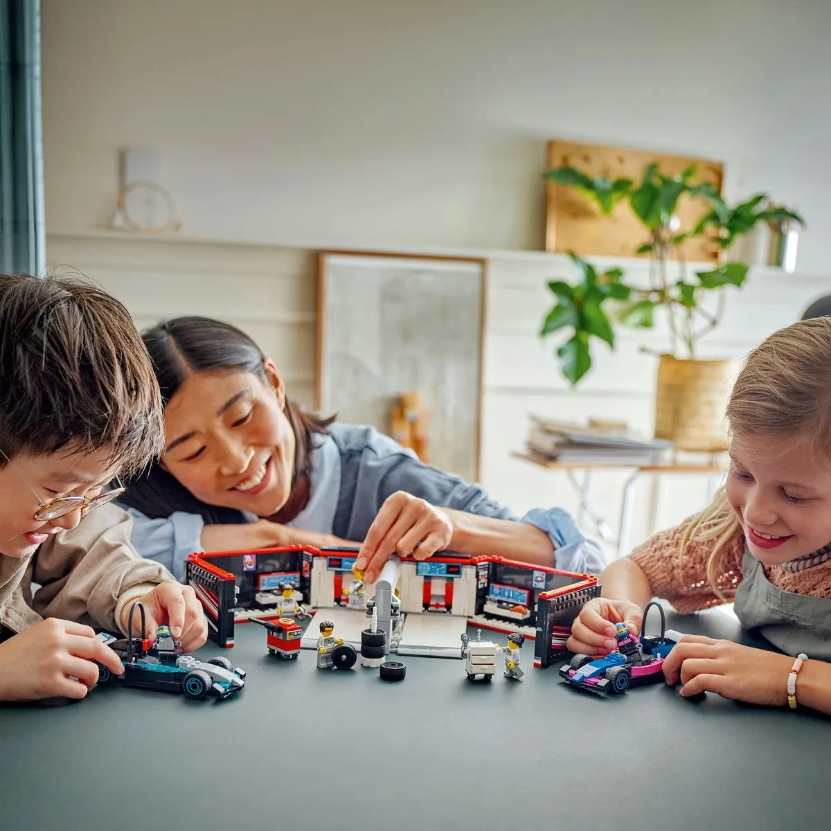 LEGO City F1 Garage 60444 - 678 Stukken - 6 Minifiguren