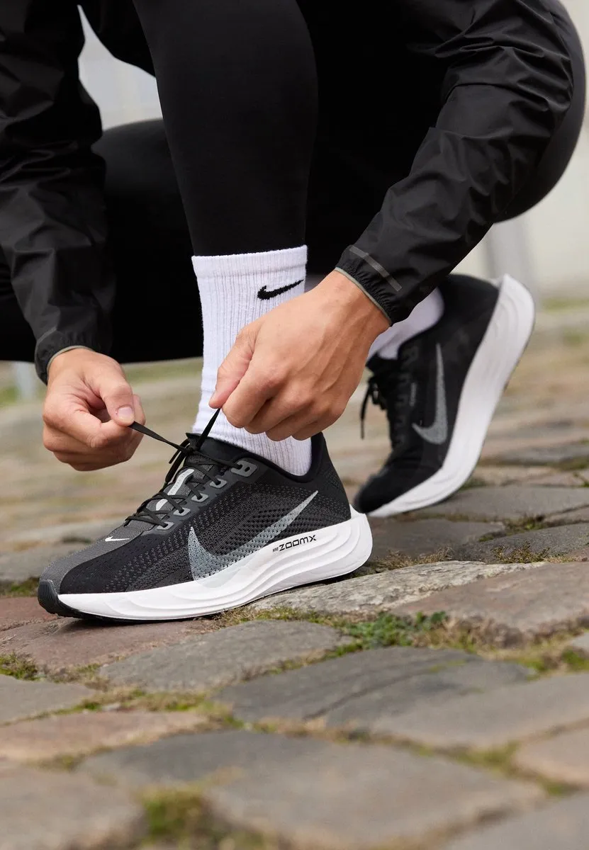 Nike Pegasus Plus Sportschoen 44.5 - Zwart/Wit