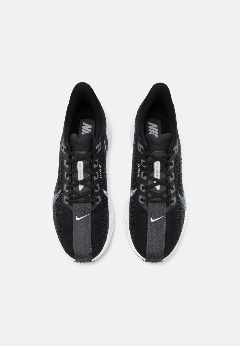 Nike Pegasus Plus Sportschoen 44.5 - Zwart/Wit