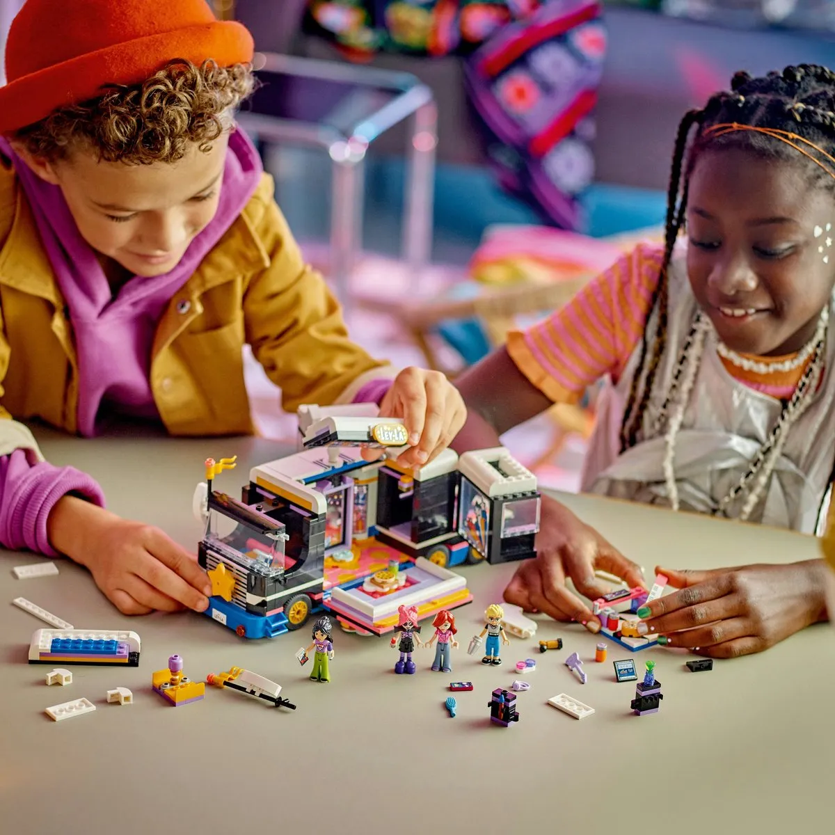 LEGO Friends Toerbus van Popster 42619 - 4 Minifiguren