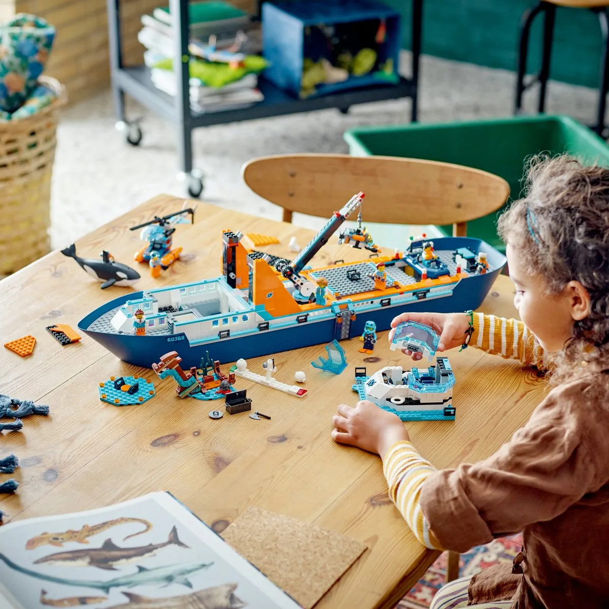 LEGO City Poolonderzoeksschip 60368 - 815 Stukken - 7 Minifiguren