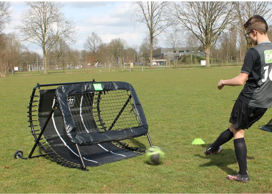 EXIT Kickback Voetbal Rebounder 124x90cm - Zwart