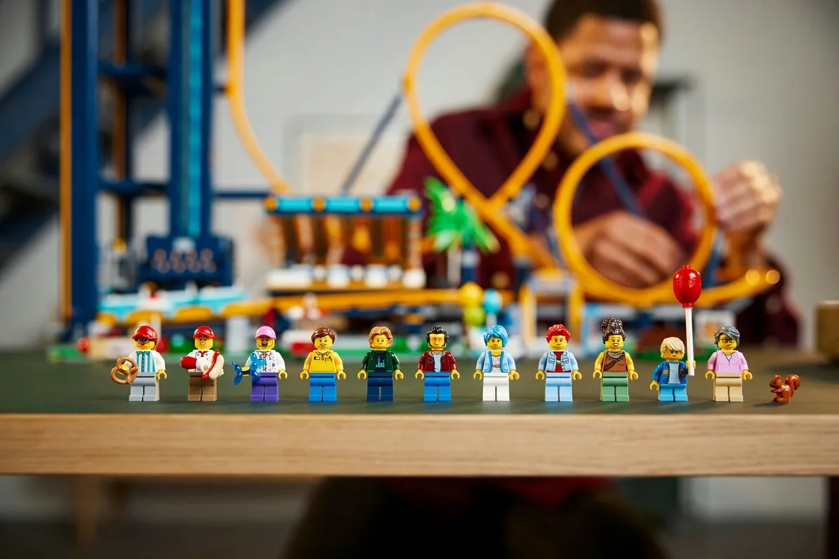 LEGO 10303 Loop Coaster - 3756 Stukken - 11 Minifiguren - Blauw/Geel - afbeelding 4 van 6