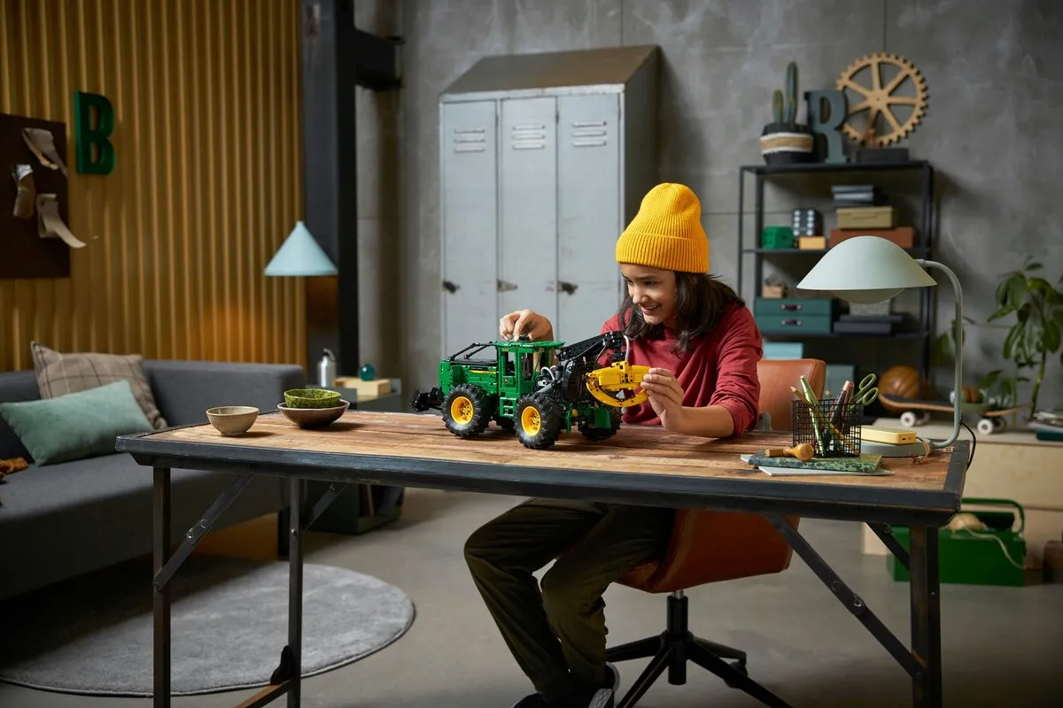 LEGO Technic John Deere 948L-II Skidder Bouwpakket 1492 Stukken - afbeelding 6 van 6