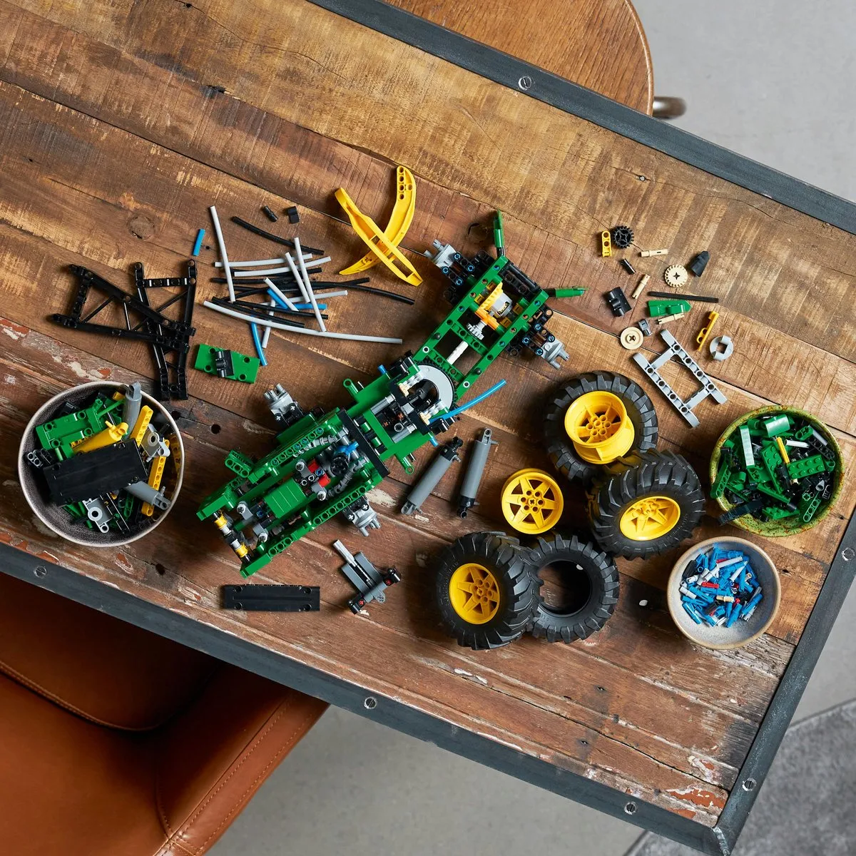 LEGO Technic John Deere 948L-II Skidder Bouwpakket 1492 Stukken - afbeelding 5 van 6