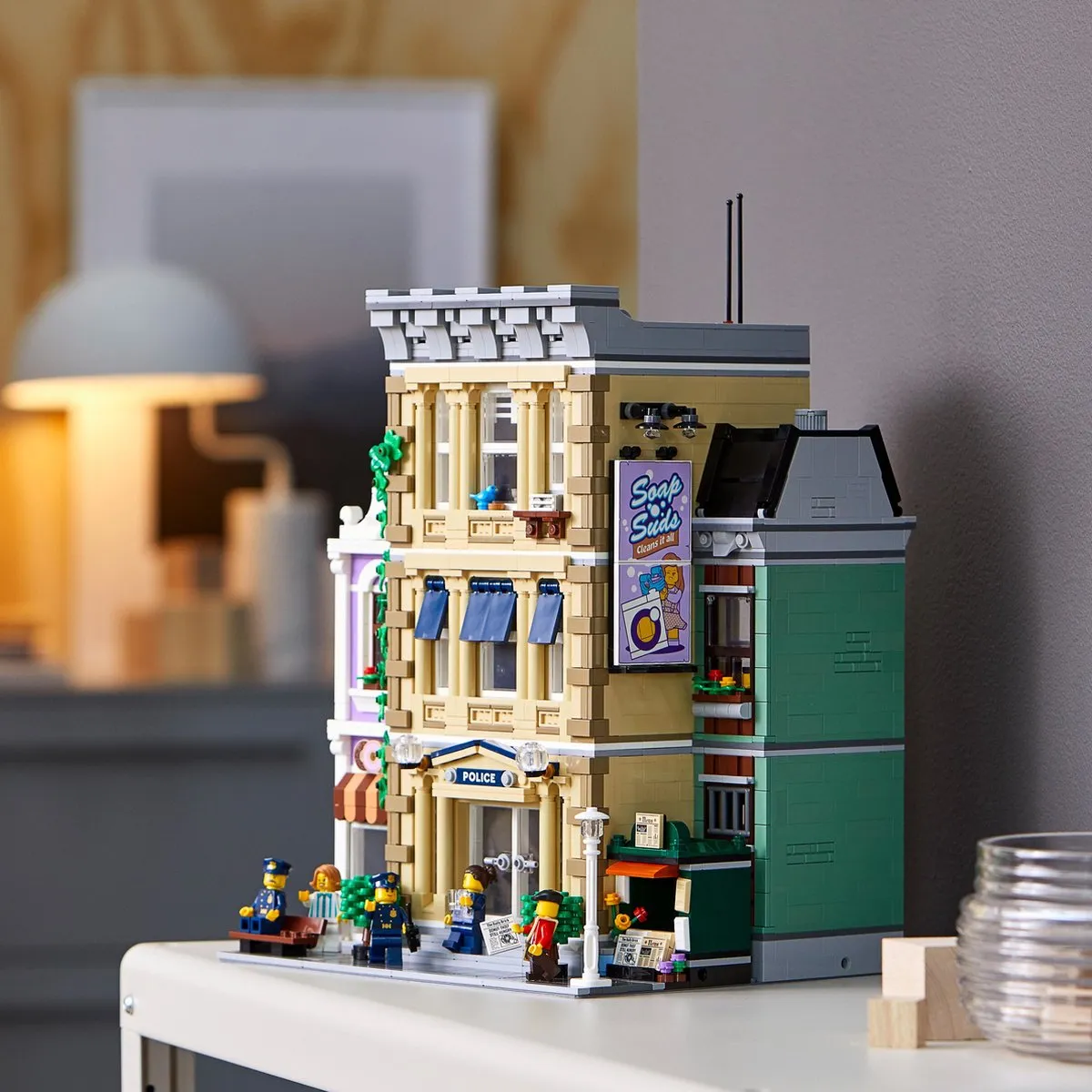 LEGO Icons Politiebureau 10278 - 2923 Stukken - afbeelding 4 van 6