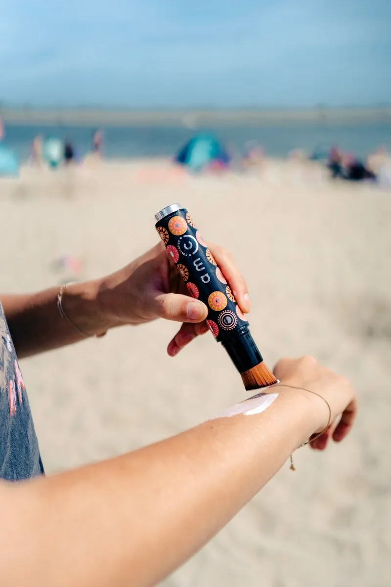 AMICI Cosmetics Sun Brush Leo Licious Zonnebrandkwast - Zwart