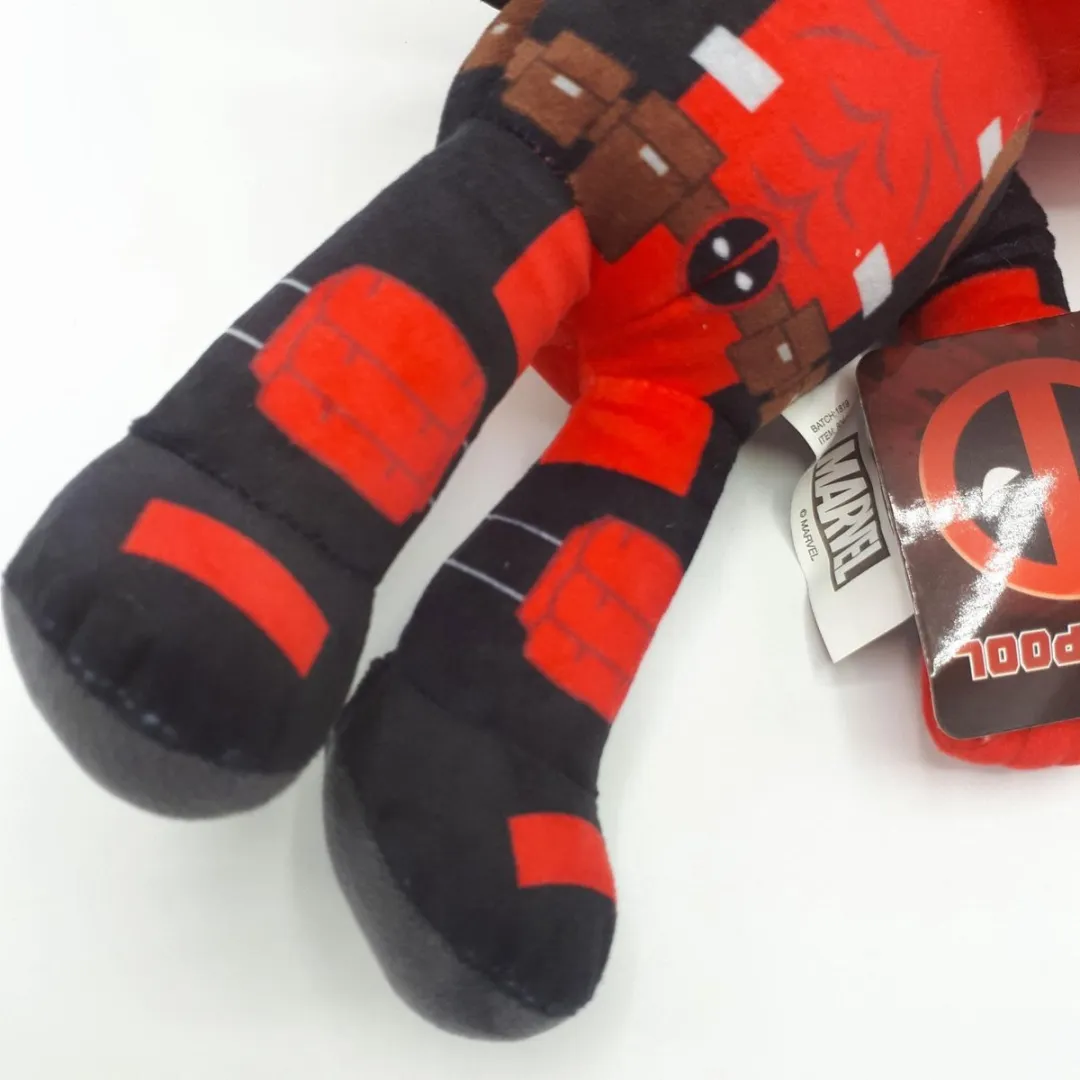 Marvel Deadpool Normal Posture Knuffel - 35 cm - Rood/Zwart