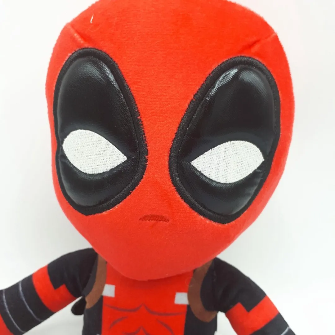 Marvel Deadpool Normal Posture Knuffel - 35 cm - Rood/Zwart