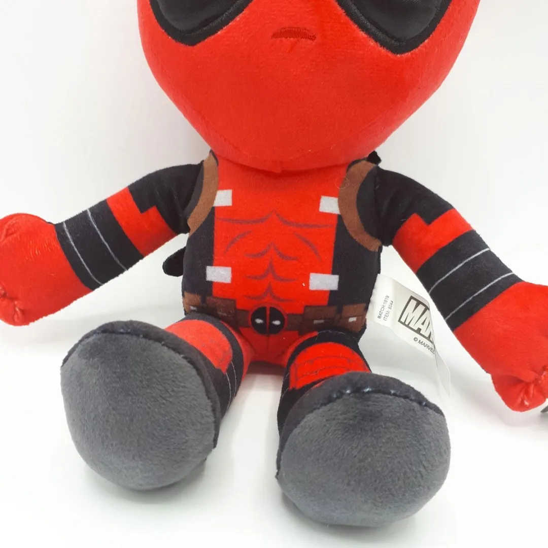 Marvel Deadpool Normal Posture Knuffel - 35 cm - Rood/Zwart - afbeelding 6 van 6