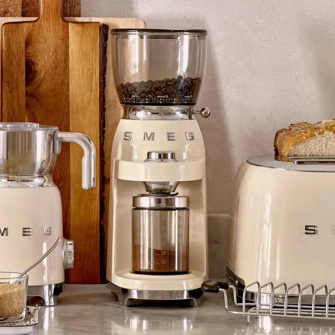 Smeg CGF01CREU Elektrische Koffiemolen - Crème - 30 Maalstanden - afbeelding 3 van 6