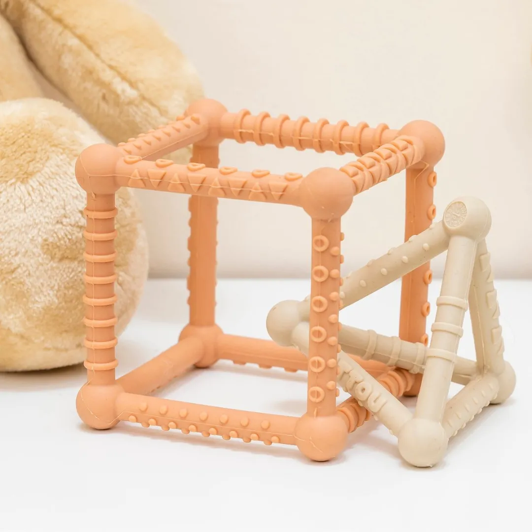 Nattou Kubus Silicone Speelgoed 10cm - Karamel