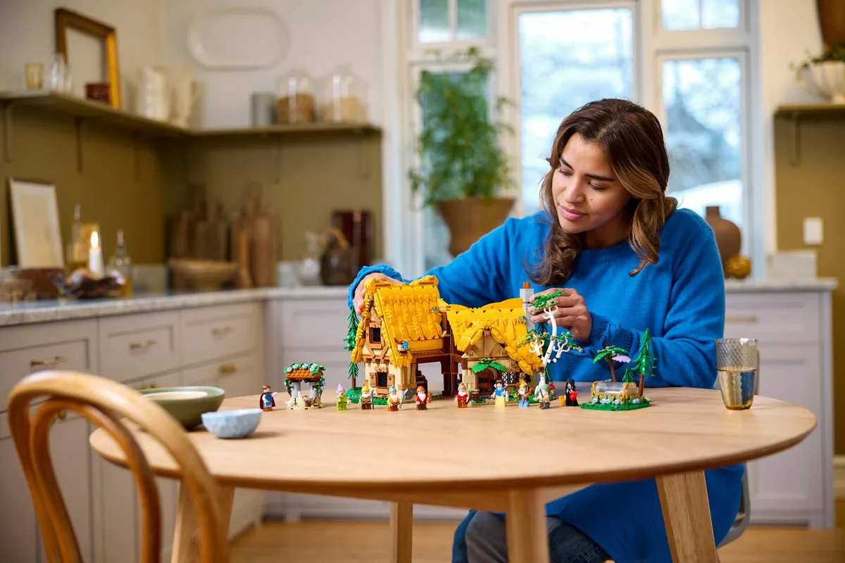 LEGO Disney Huisje van Sneeuwwitje 43242 - 2228 Stukken - afbeelding 4 van 6