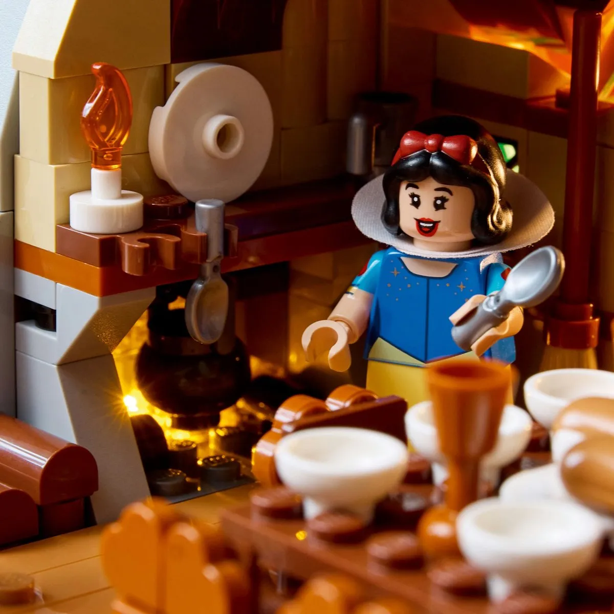 LEGO Disney Huisje van Sneeuwwitje 43242 - 2228 Stukken - afbeelding 5 van 6