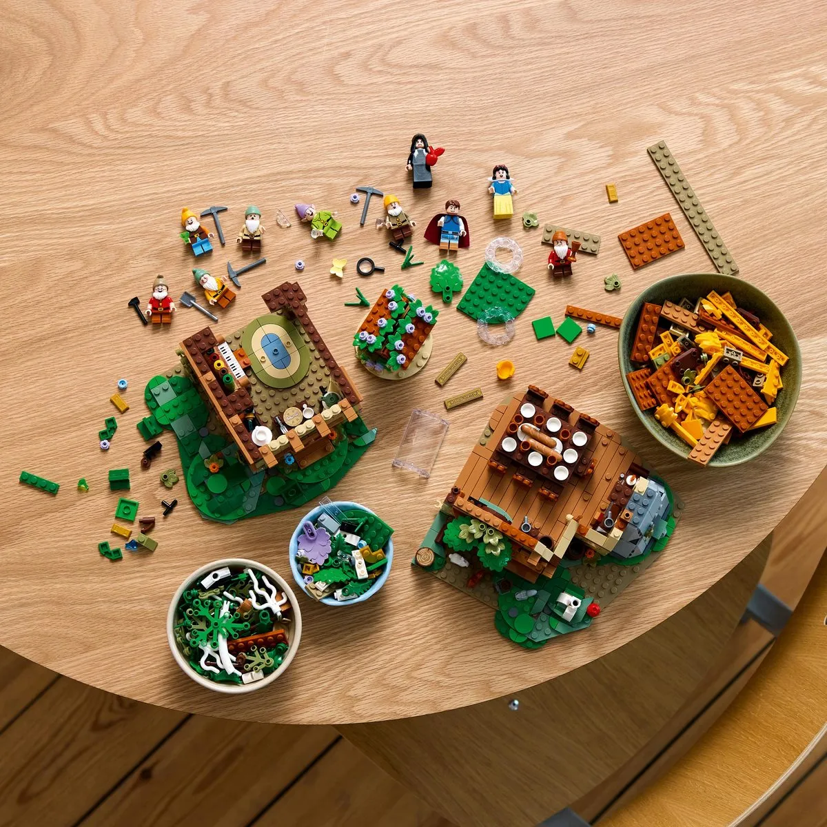 LEGO Disney Huisje van Sneeuwwitje 43242 - 2228 Stukken - afbeelding 6 van 6