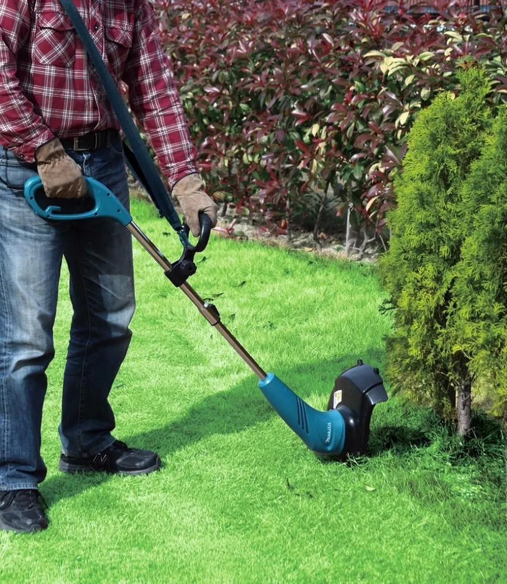 Makita trimmer 230V - UR3000 - 450W - in doos