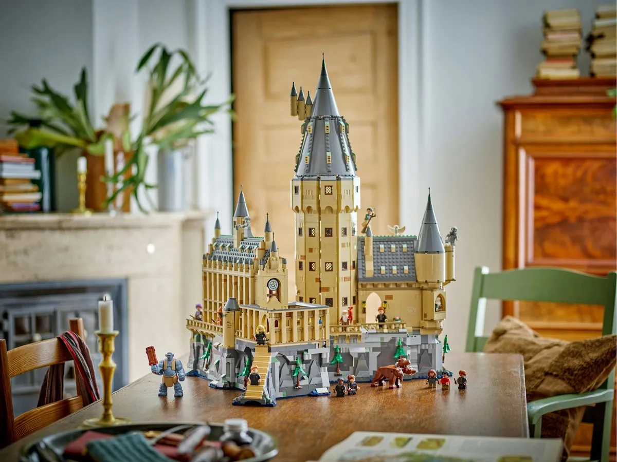 LEGO Harry Potter Kasteel Zweinstein Hoofdtoren 76454 - 2135 Stukken