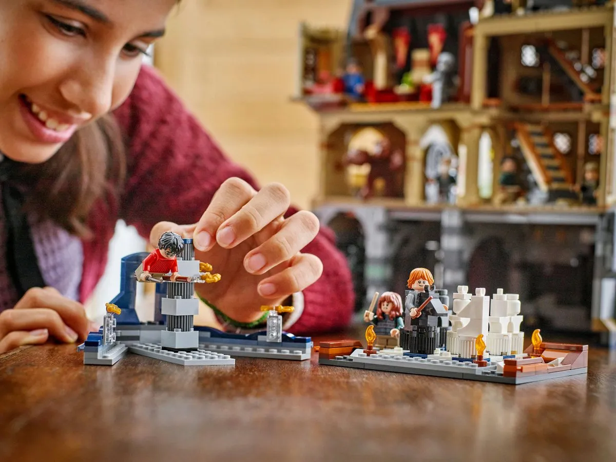 LEGO Harry Potter Kasteel Zweinstein Hoofdtoren 76454 - 2135 Stukken