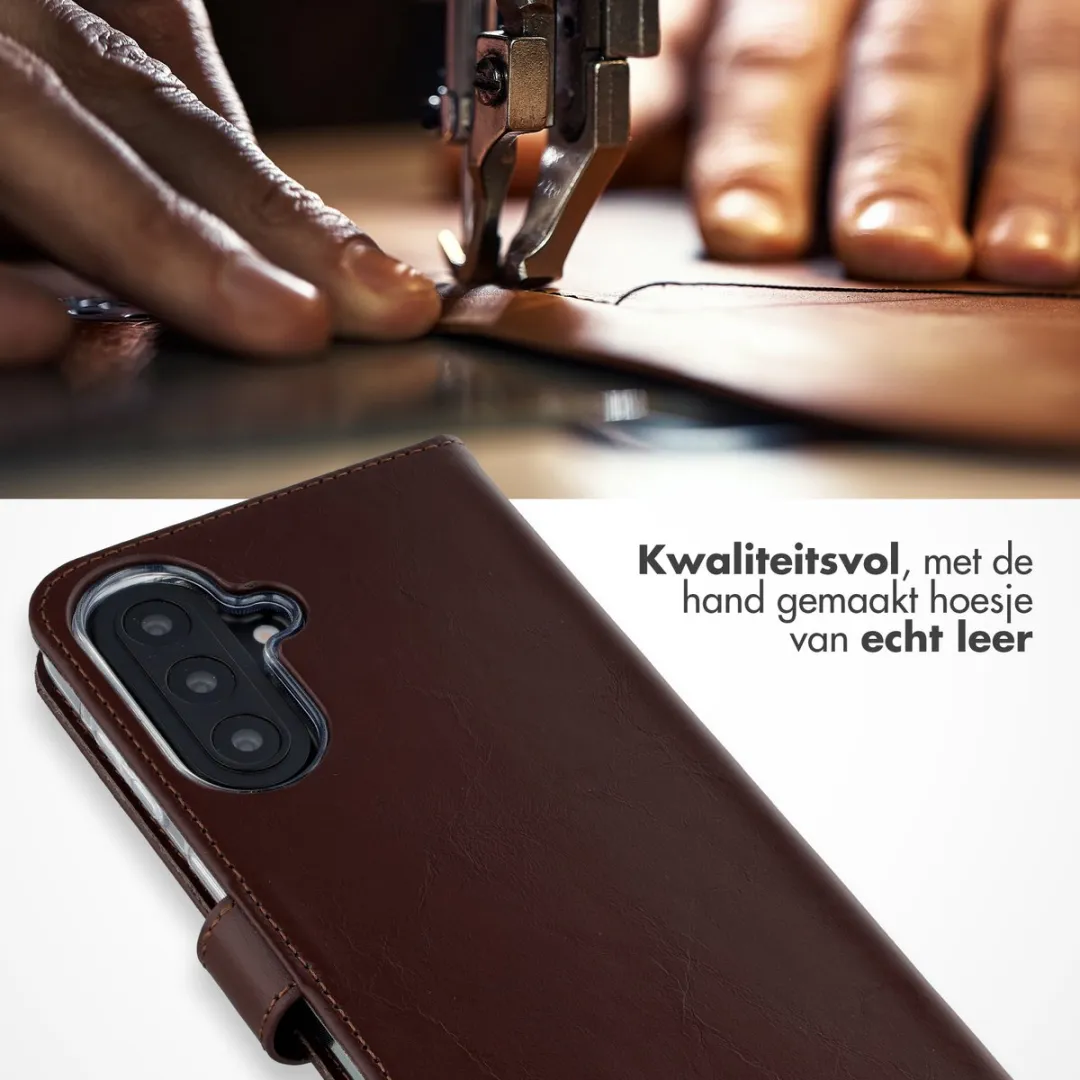 Selencia Hoesje Samsung Galaxy A57 - Donkerbruin Leder - 3 Pasjes