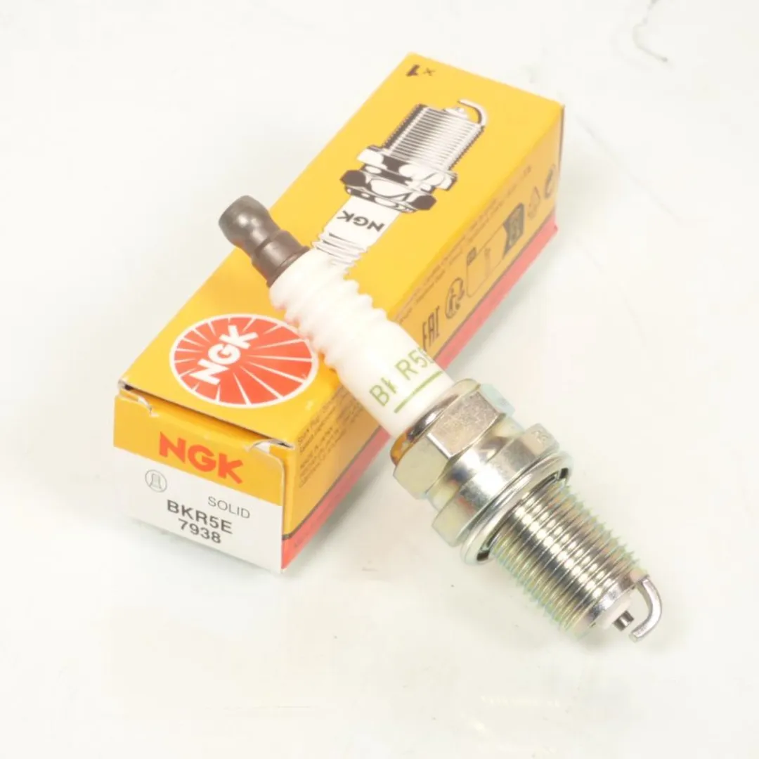 NGK BKR5E Bougie - John Deere - Wit
