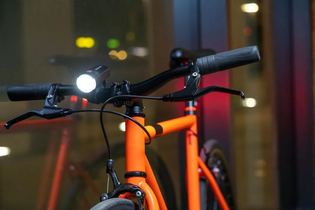 Sigma Sport AURA 30 Led Koplamp - 30 Lux - Zwart