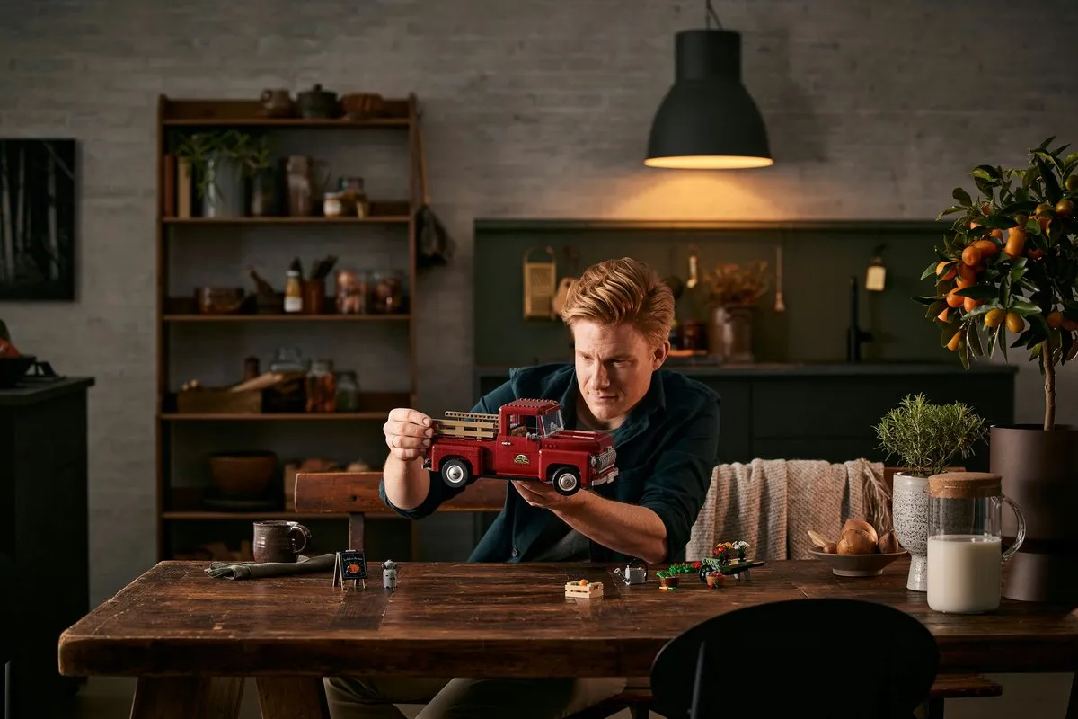 LEGO IDEAS Pick-up Truck 10290 - 1677 Stukken - Rood - afbeelding 4 van 6