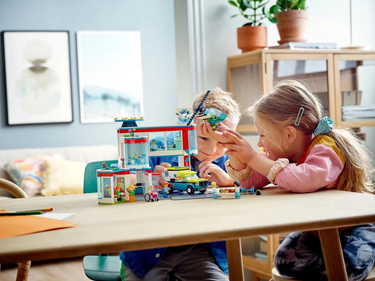 LEGO City Ziekenhuis 60330 - 816 Stukken - 12 Minifiguren