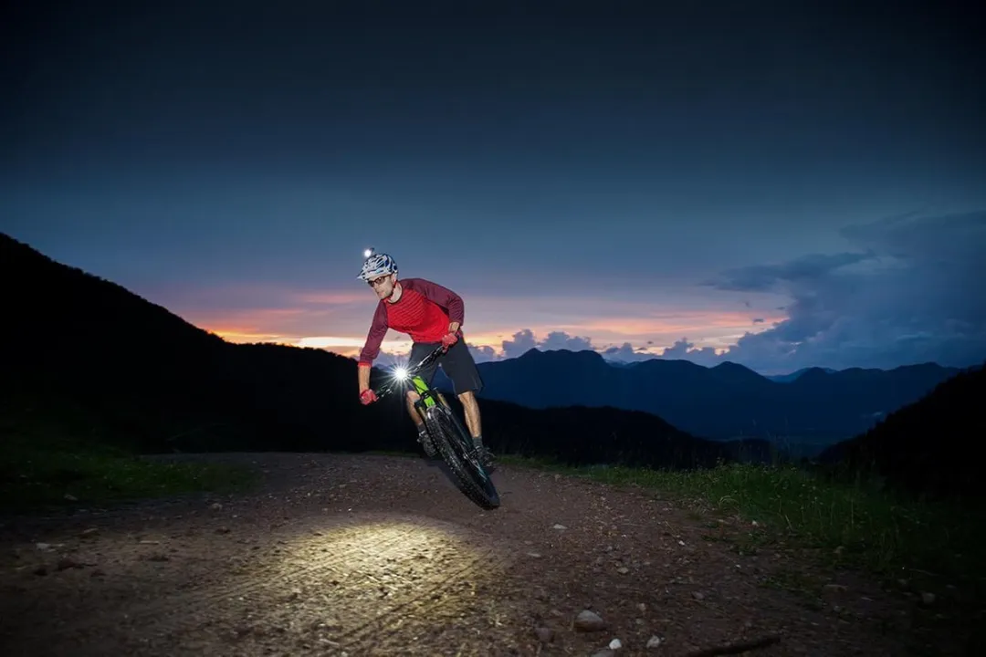 Sigma Buster 2000 K Fietslamp - 2000 Lumen - Zwart