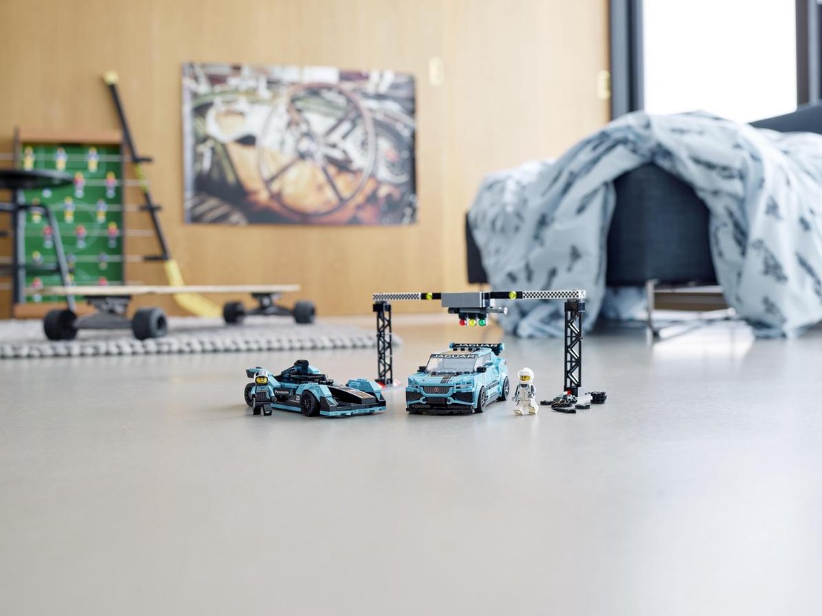LEGO Speed Champions Formula E Panasonic Jaguar Racing GEN2 Car & Jaguar I-PACE eTROPHY - 76898