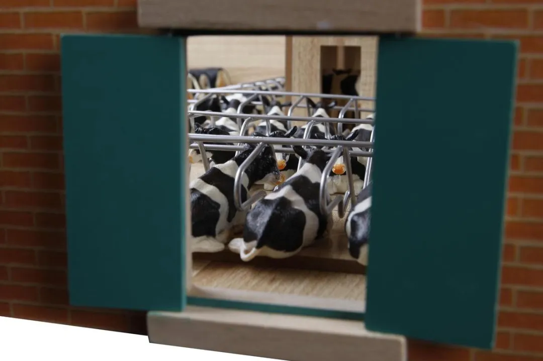 Kids Globe Ligboxenstal Hout Melkunit 1:32 - Meerkleurig