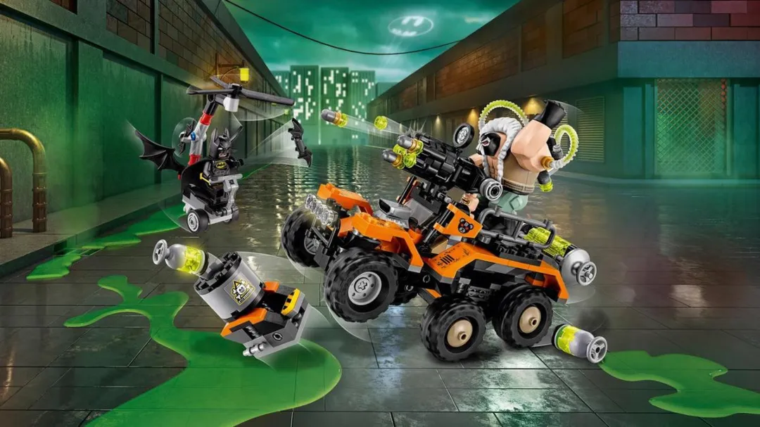 LEGO Batman Bane Giftruck Aanval - 366 Stukken - Geel