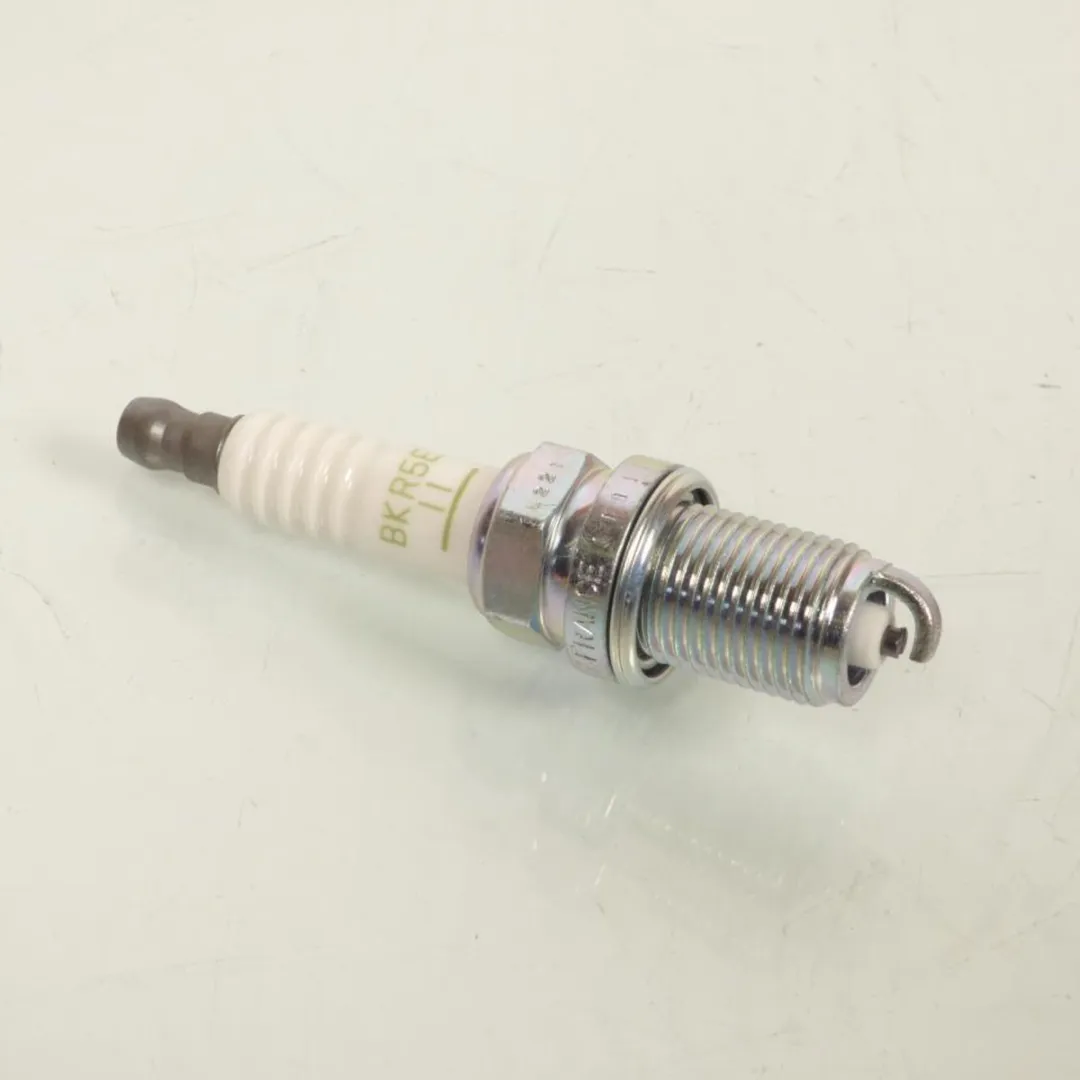 NGK BKR5E-11 Bougie - Wit