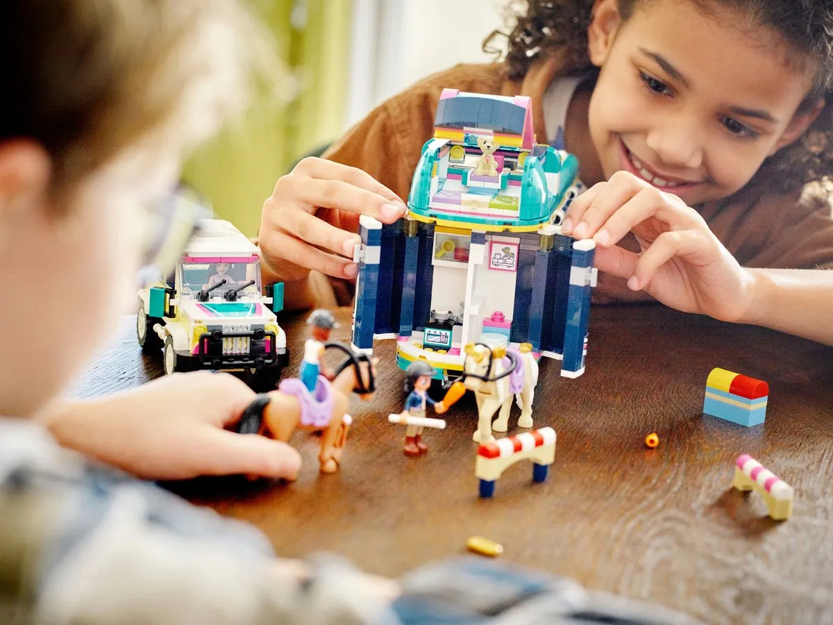 LEGO Friends Paardenshow Aanhangwagen 41722 - 989 Stukken - afbeelding 2 van 6