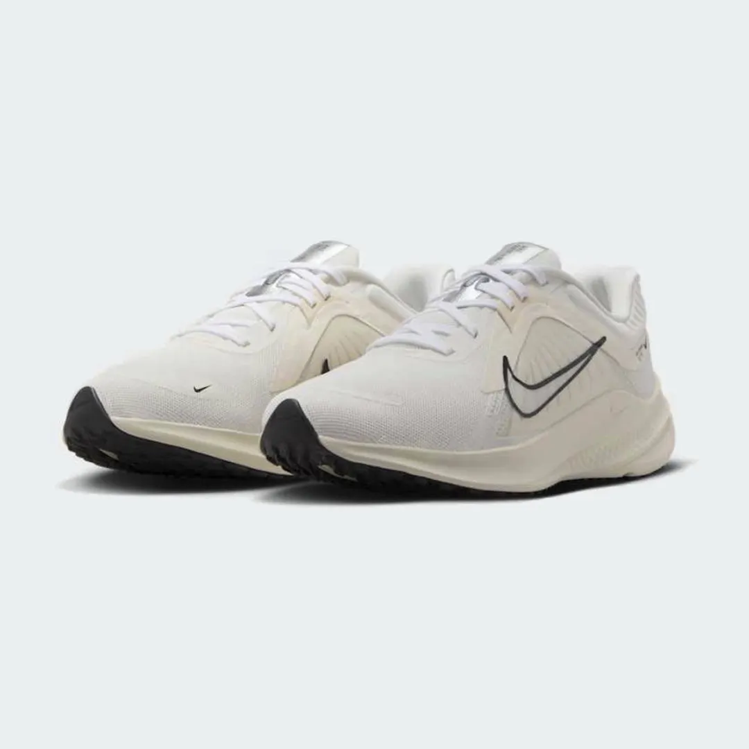 Nike Quest 5 Hardloopschoen 38.5 - Gebroken wit