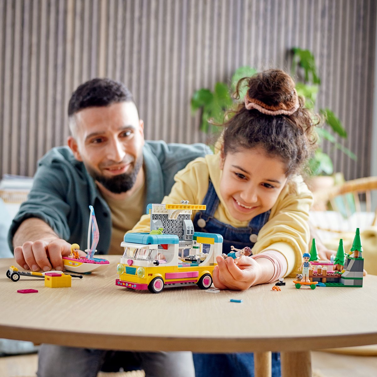 LEGO Friends Boscamper en Zeilboot - 41681