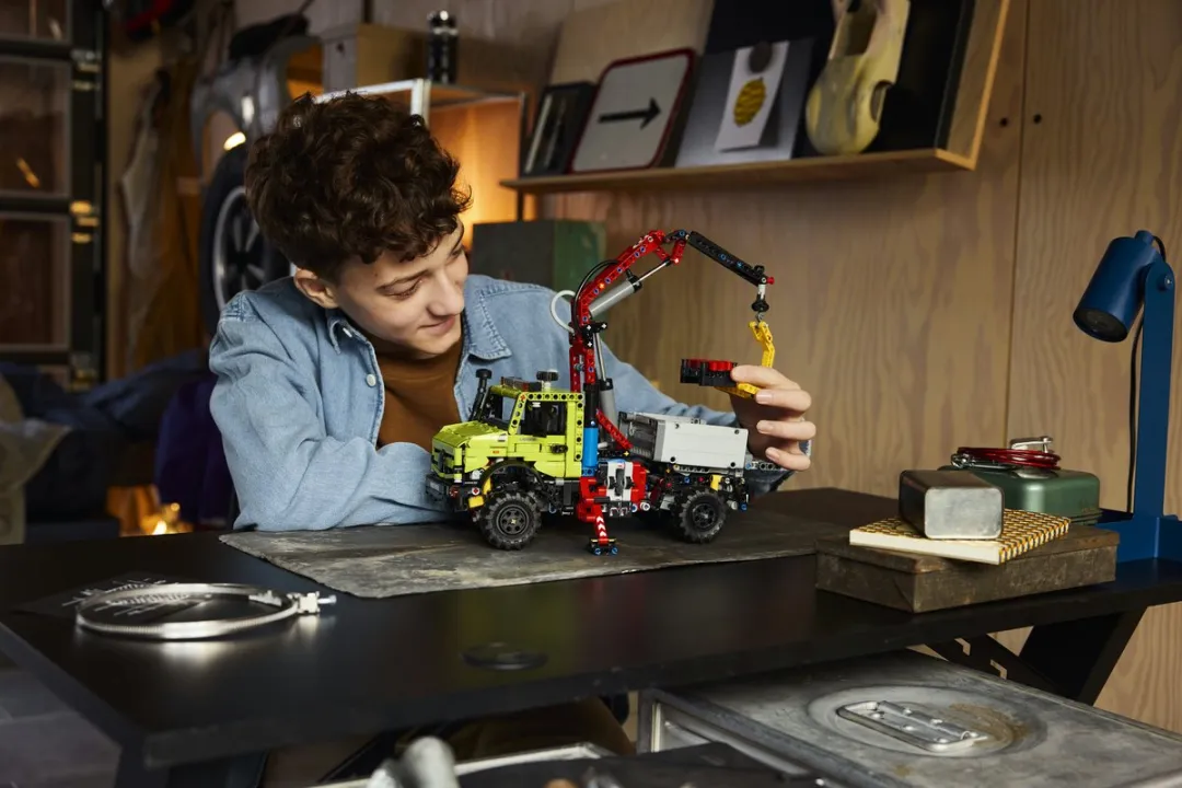 LEGO Technic Mercedes-Benz Unimog U 5023 Kraan - 1189 Stukken - afbeelding 6 van 6
