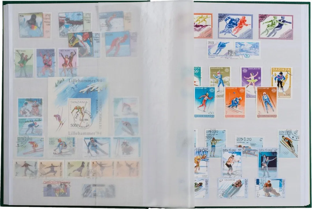 Leuchtturm Postzegelinsteekalbum Basic W 32 Rood