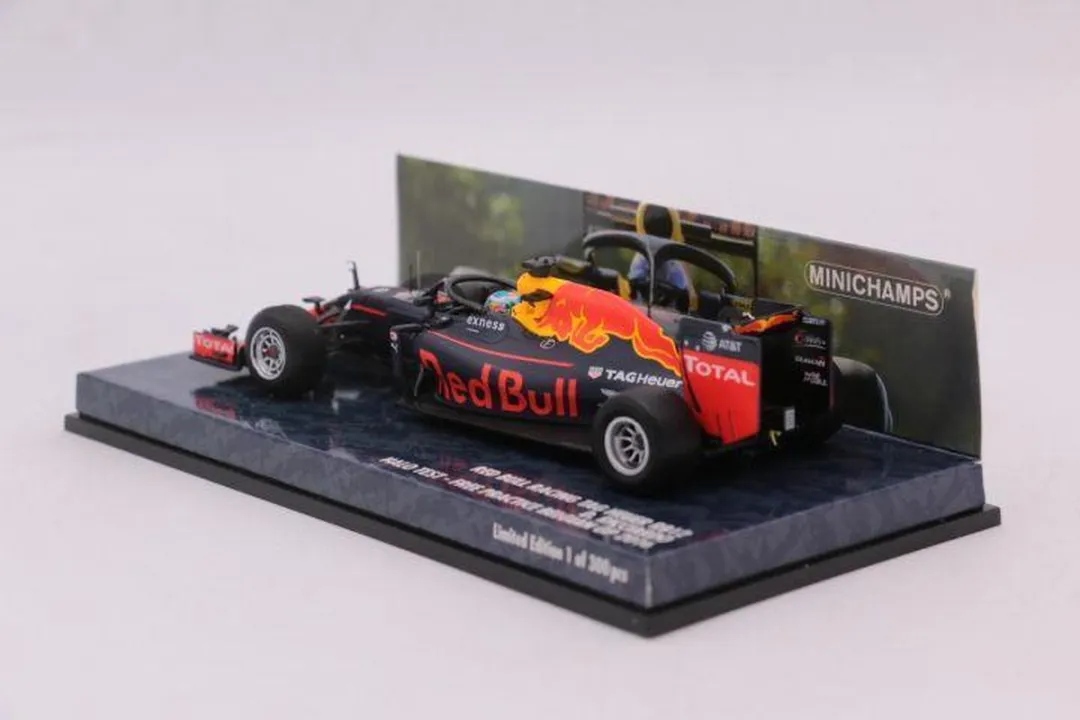 Formule 1 Red Bull Racing RB12 #3 Halo Test Belgian GP 2016 - 1:43 Minichamps - Multicolor
