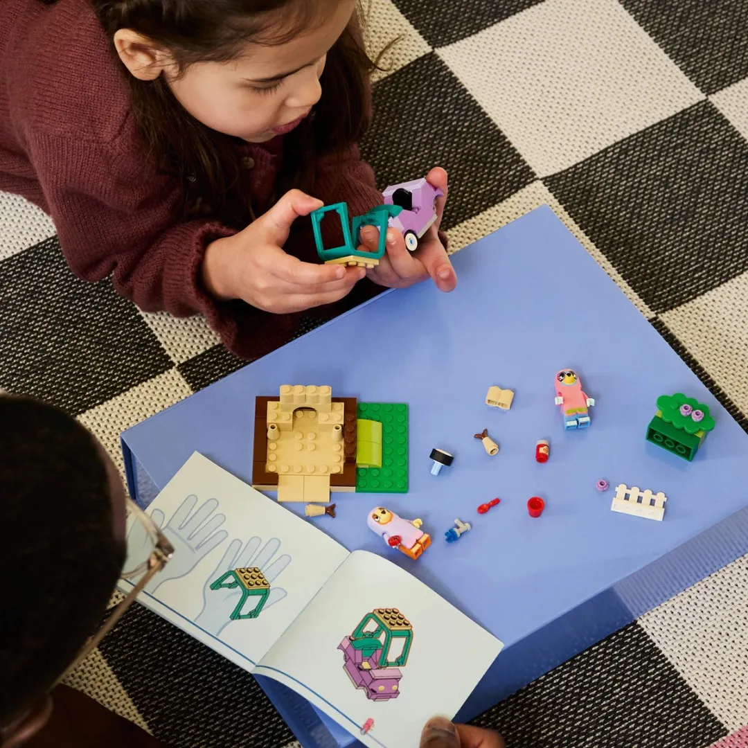 LEGO Bluey Oma's met Bingo en Bluey Bouwset 11216 - 80 Stukken - Meerkleurig