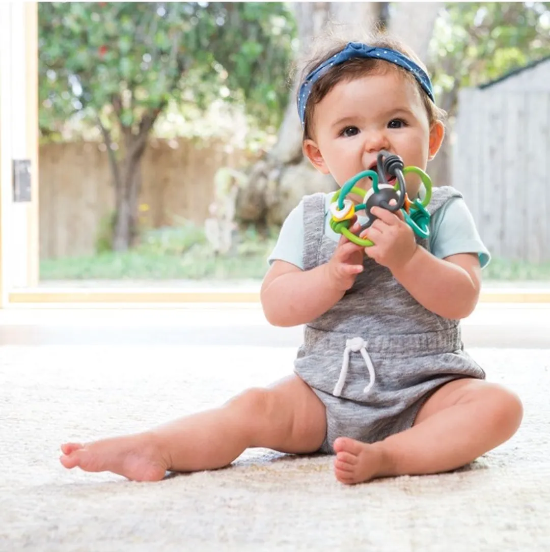 Infantino Shake & Teether Flexibele Rammelaar Bal - Multi