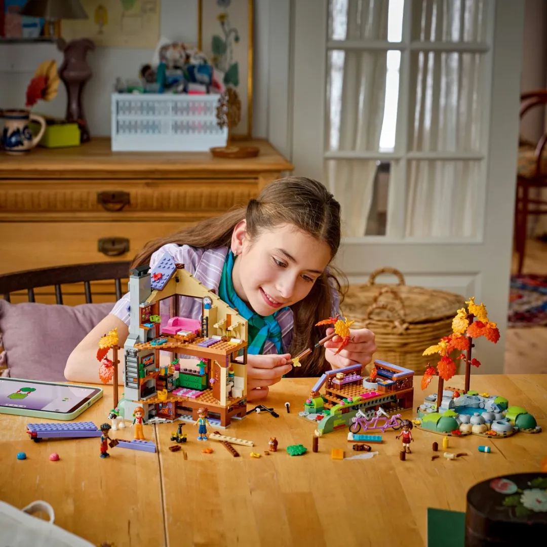 LEGO Friends Gezellige Boshut Herfst 42705 - 1229 Stukken