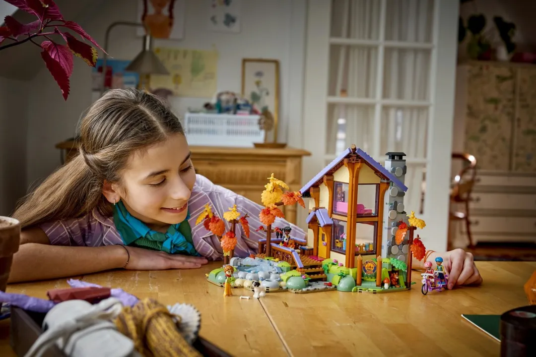 LEGO Friends Gezellige Boshut Herfst 42705 - 1229 Stukken