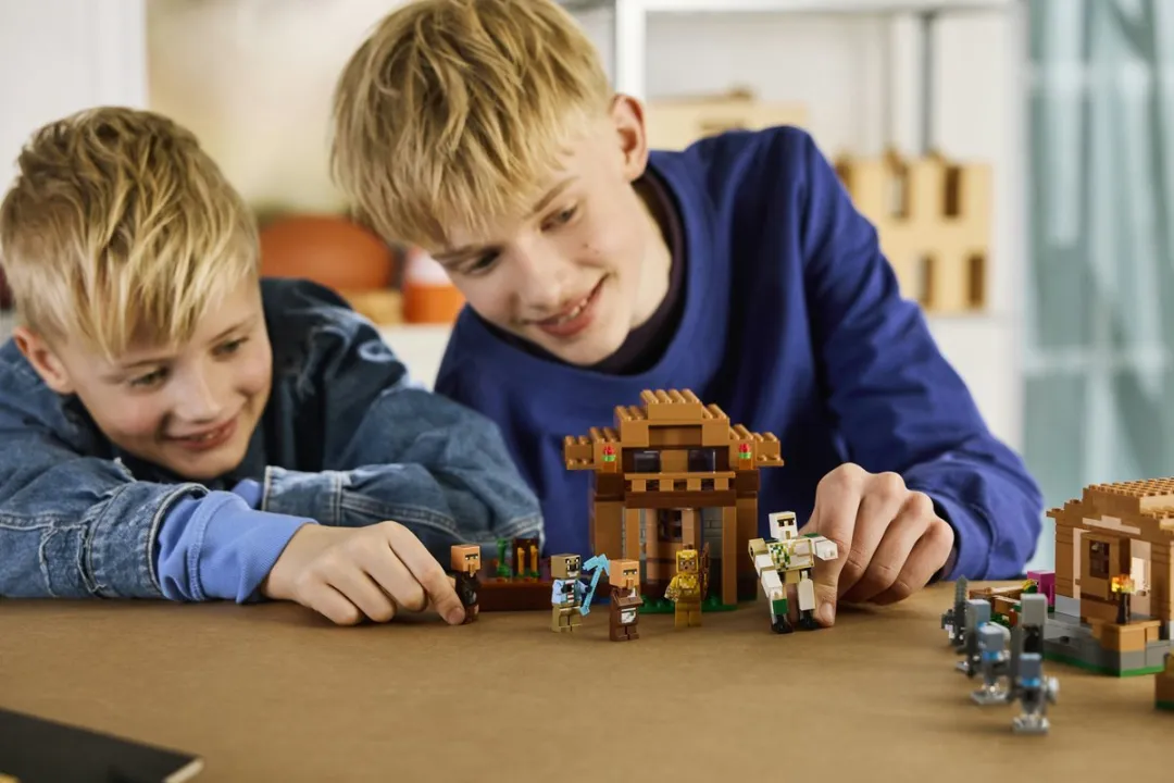 LEGO Minecraft Oproeper Dorpsaanval 21596 - 607 Stukken - afbeelding 6 van 6