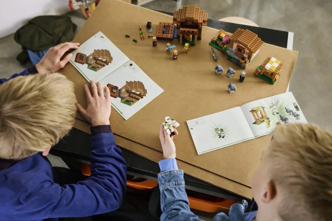 LEGO Minecraft Oproeper Dorpsaanval 21596 - 607 Stukken